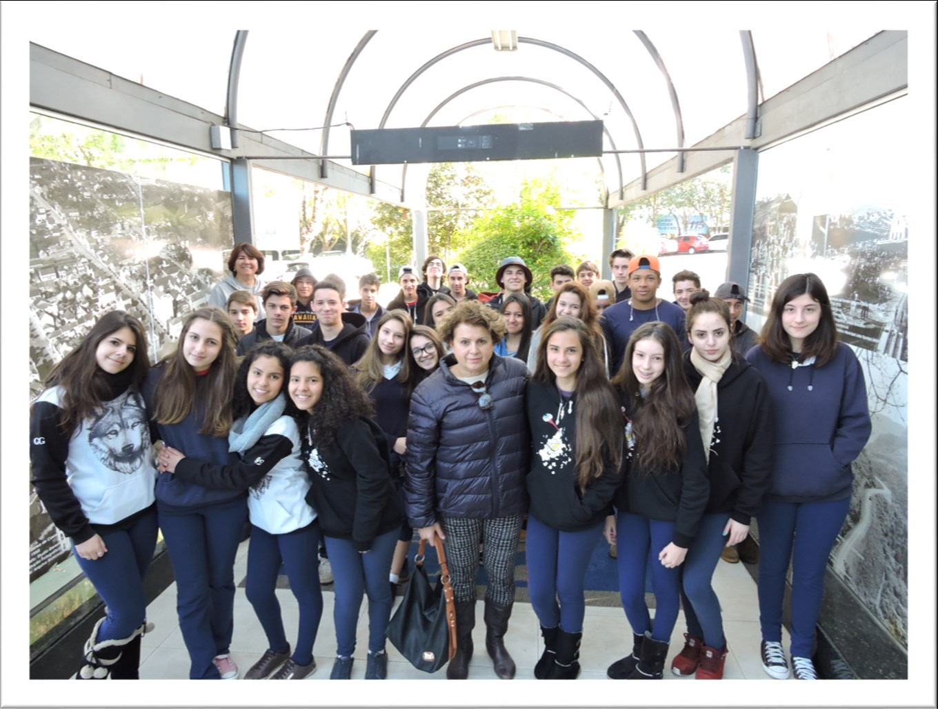 EDUCAÇÃO Estudantes da escola Giuseppe Garibaldi fazem visita guiada para conhecer a CIC Ação faz parte da programação do Mês da Cultura Na terça-feira (27), 30 estudantes do 9º ano da Escola