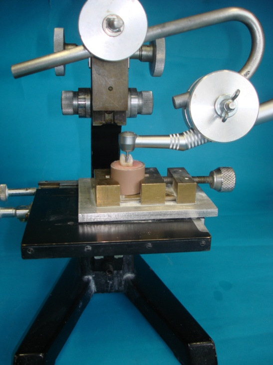 47 A B Figura 2: Padronização dos preparos cavitários: A) montagem da caneta de alta rotação e o conjunto dente/resina acrílica na base de microscópio; B) confecção do preparo cavitário. 4.2.1.