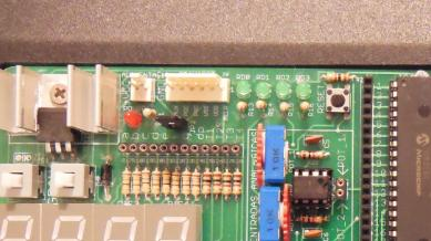 MÓDULOS DE LEDS DE SINALIZAÇÃO Para facilitar a visualização dos resultados dos programas, foi implementado um módulo composto por 4 leds, estes leds já está interligados aos pinos do PORTD do