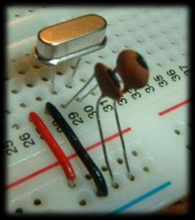 Fontes externas de clock: Circuito com cristal (ou ressonador) Circuitos com osciladores de cristal são mais precisos e