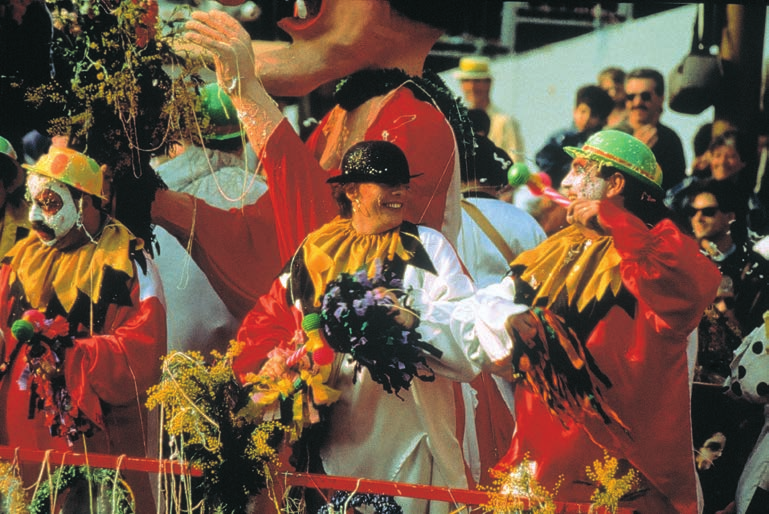 Carnaval de Nice. isa. Breve visita à raça dos Milagres, lgar conhecido por se conjnto monmental composto de Catedral, Batistério e Campanário (Torre Inclinada). Continação até chegar a Nice.