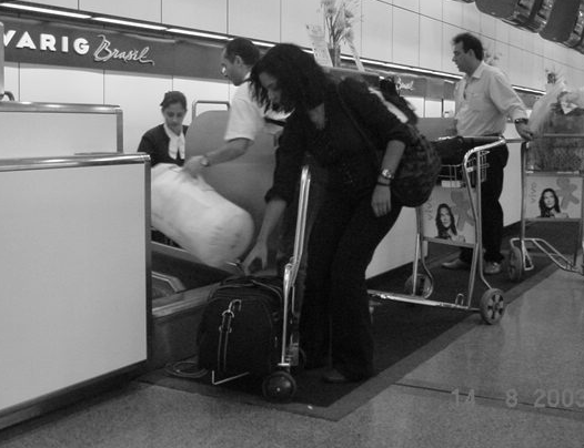 103 Figura 30 Passageiro colocando bagagem na esteira Informacional Falta de informações adequadas para