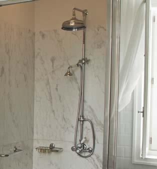 exposta com chuveiro fixo e chuveiro manual Wall mounted bath/shower exposed mixer with fixed shower and hand shower X17