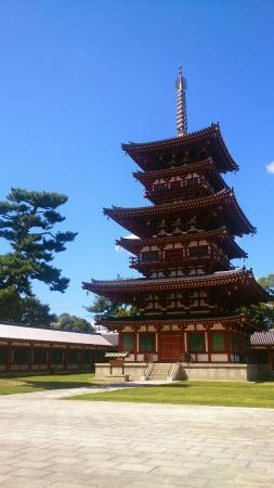 Proporção Áurea em pagode budista no complexo de Yakushiji, Nara, Japão século VII. (DOCZI, 1990, p.116) Pagode de Yakushiji.