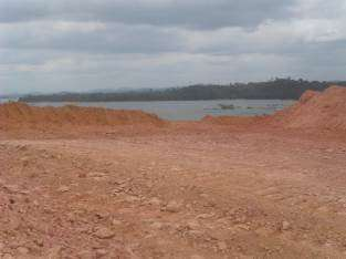 No entanto, recentemente, foi lançado mais material no local, o que resultou numa saia de aterro repleta de ravinas e fendas. Foto 55: Bota-fora BF-MD-02.