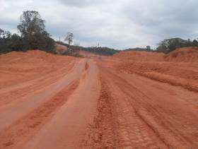 A área continuará a ser utilizado até o término da movimentação de solo neste setor da obra. Foto 08: Área de empréstimo AE-F1.