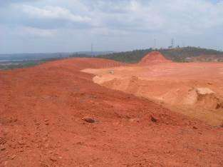 Foto 23: AE-B3. Detalhe do murundum ou leira de terra construída nas bordas do pátio.