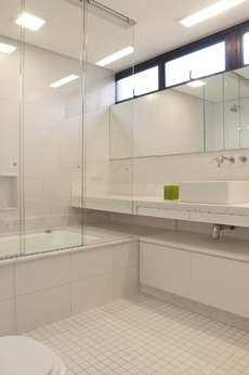 Não havia espelho no banheiro reformado pela arquiteta Crisa Santos.