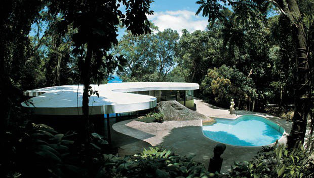 Oscar Niemeyer 1951 Casa das Canoas Tal como o pavilhão da Noruega do atelier Snohetta, a casa das Canoas ou a casa da Cascata (the Fallingwhater house) constituem uma importante referência quanto ao
