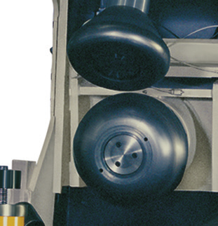 O rolo flangeador, é construído em aço de alta resistência e temperado por indução, moldado de acordo o com o raio da aresta a ser obtido.