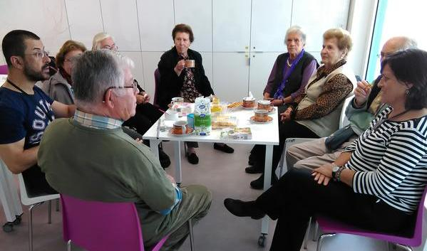 2 Oficinas comunitárias da memória Hora do chá É importante associar rituais a estas sessões.