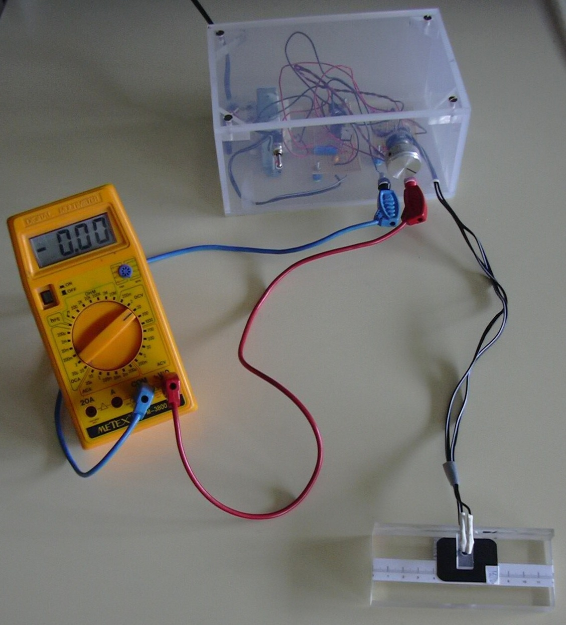 Aparelho de medida da densidade óptica Circuito emissor de luz O circuito emissor de luz, como se pode ver pela figura é constituído por um LED de infravermelho (LED IR CQY 89 A), uma resistência