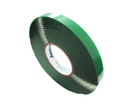 FITA DUPLA FACE AMAZON TAPE Fita produzida em massa acrílica, revestida em ambos os lados com adesivo especial protegida com liner de PVC verde.