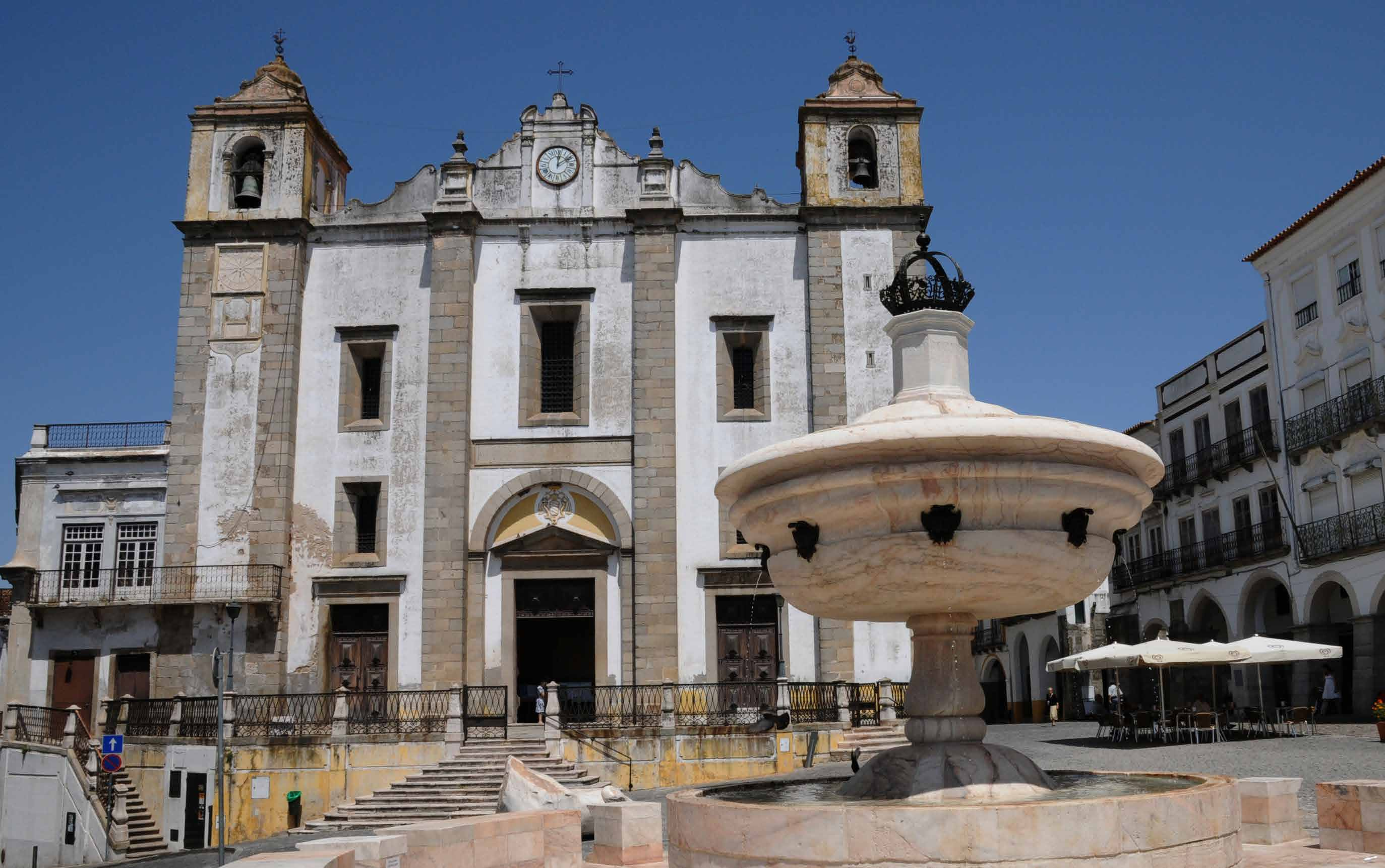 Évora was conferred the name of Liberalitas Julia by the Emperor Julius Caesar. OUT Évora is the capital town of the Alentejo region, a land of endless plateaus, strewn with olive and cork trees.