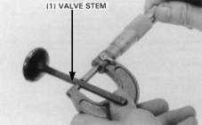 Folga entra a haste e a guia da válvula Verifique cada válvula, inspecionando se estão empenadas, queimadas, riscadas e se suas