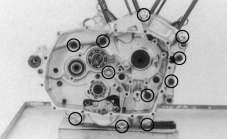 PLACA DO TENSOR CORRENTE DE COMANDO DIANTEIRA Remova os parafusos 8mm e 6mm da carcaça esquerda do motor.