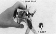 a ANEL ELÁSTICO Durante a montagem não deixe que as bordas dos retentores dobrem-se para fora. Instale o anel elástico no cilindro mestre.