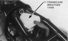 VT600C SISTEMA DE IGNIÇÃO Bobina de ignição dianteira Remova o tanque de combustível (pág.4-3). Remova o tanque de respiro do motor do chassi.