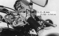 c CONDUTOS DE COMBUSTÍVEL VT600C O combustível é extremamente inflamável e até explosivo sob certas condições. Ao drenar o combustível, mantenha a motocicleta longe de chamas ou faíscas.