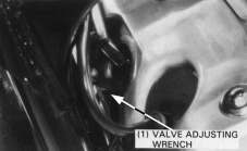 Verifique a folga das três válvulas inserindo um cálibre de lâminas entre as válvulas e os parafusos de ajuste.