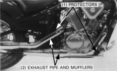 REMOÇÃO/INSTALAÇÃO DO MOTOR REMOÇÃO DO MOTOR Apoie a motocicleta em uma superfície plana usando um macaco ou um suporte apropriado.