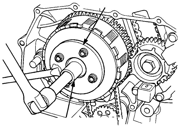 VT600C EMBREAGEM/SISTEMA DE MUDANÇA DE MARCHAS Fixe a embreagem com a ferramenta especial e solte a contraporca da embreagem. Remova a ferramenta especial e a contraporca.