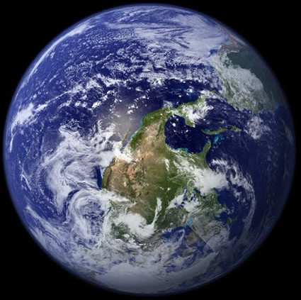 Observação: a Terra, na verdade, é achatada nos pólos e mais larga em torno do