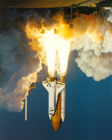 A decolagem do ônibus espacial Endeavour em 11 de fevereiro de 2000, por exemplo, com a