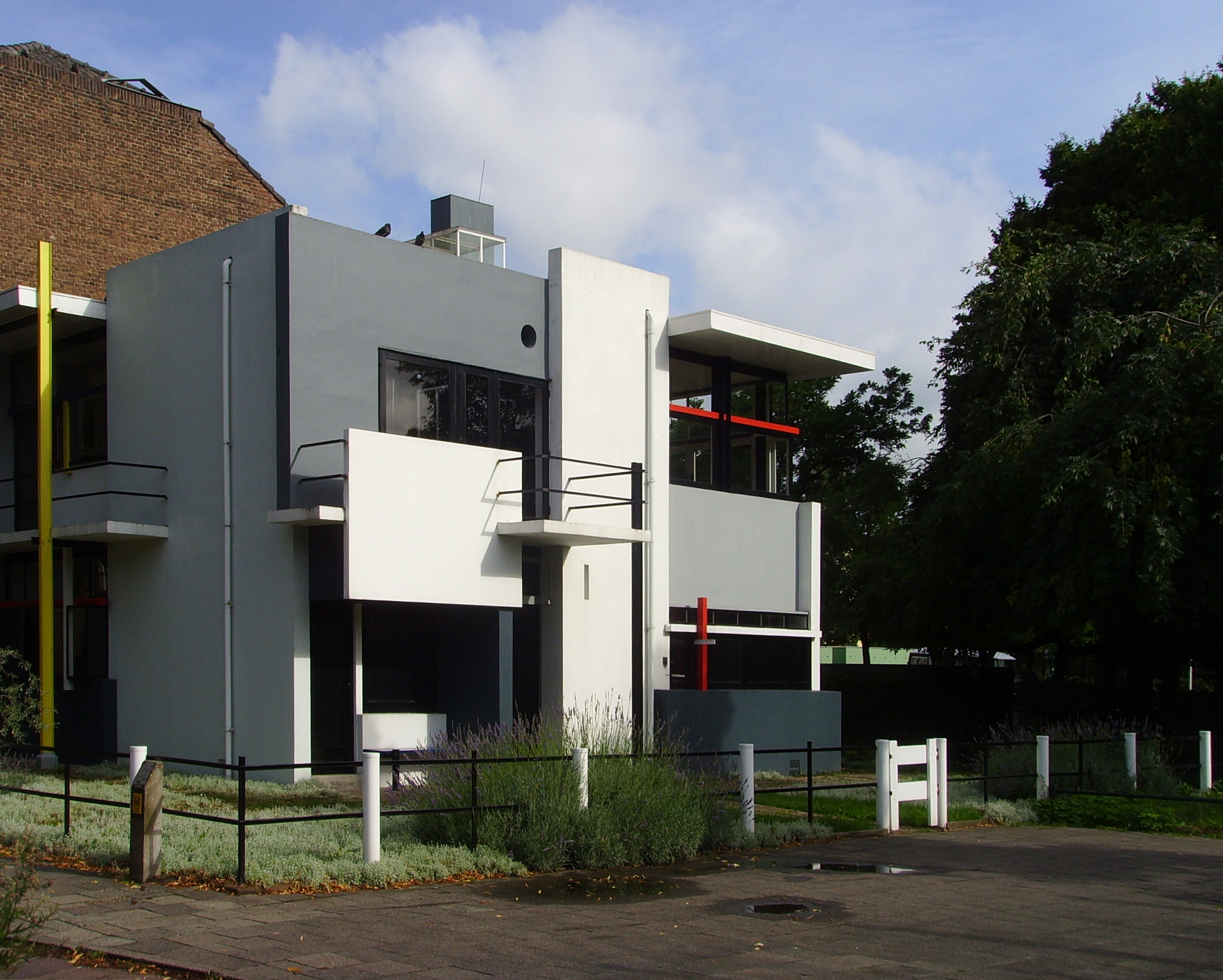 1 Introdução A Casa Rietveld Schröder é um edifício desenhado pelo arquitecto Gerrit Rietveld para albergar a família de Truus Schröder-Schräder.