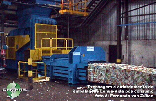 Reciclagem Reuso Desmanche 9 Logística e Distribuição 10 Logística e Distribuição Etapas do processo de reciclagem Canais Reversos de Reuso Diz respeito à