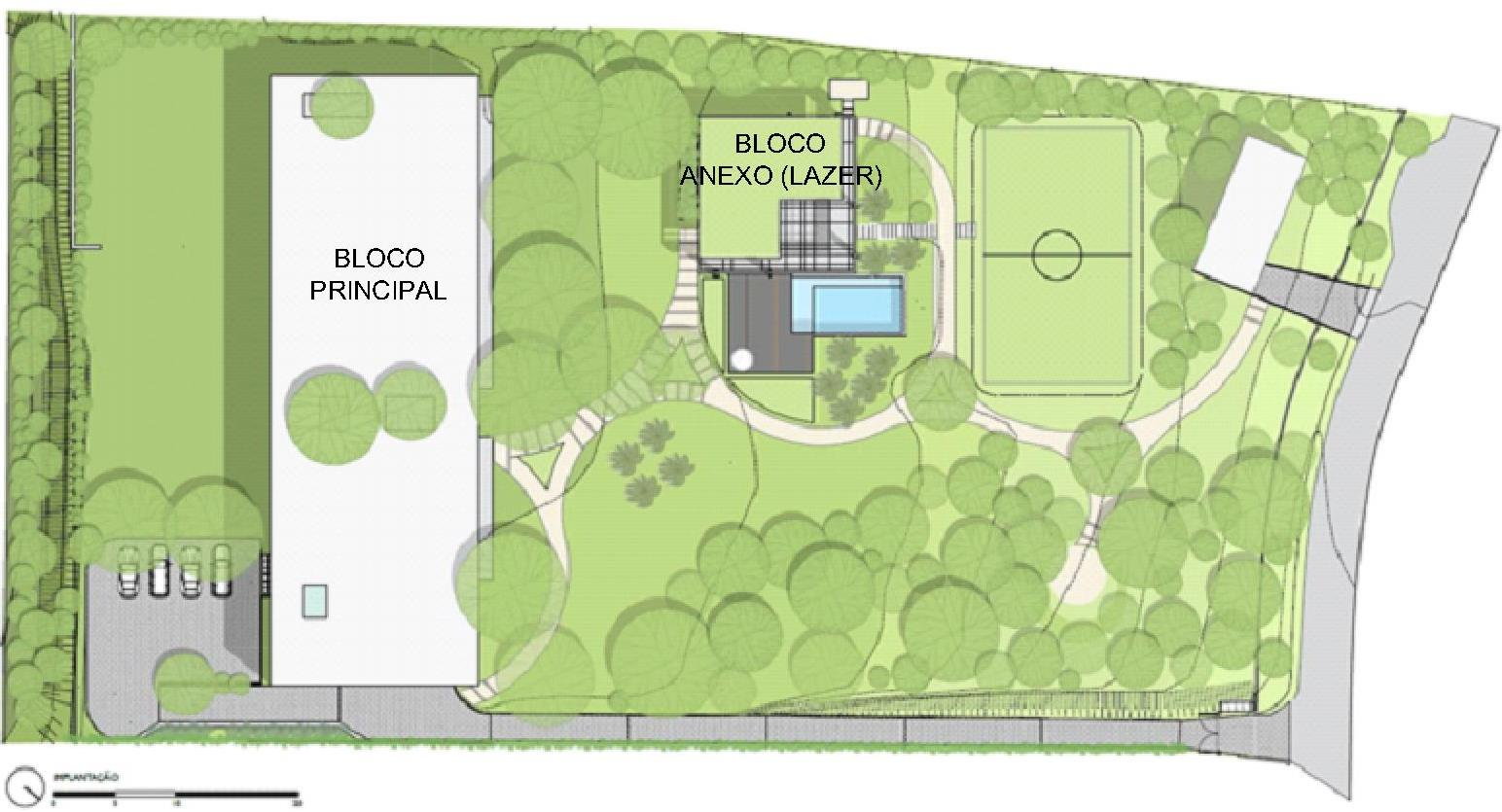 Seu programa é dividido em duas construções isoladas, uma na porção sudeste do terreno (Bloco Principal), destinada aos ambientes sociais, íntimos e de serviços, e outra na região central do lote