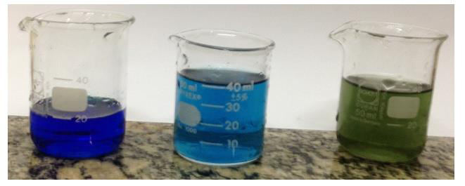 FIG.6.11 Representação de Adsorção de 20,0mg/l de AM por imã Através das FIG.6.7 a FIG.6.11, pode-se verificar as diferenças de coloração após a adsorção do corante pelo compósito magnético.