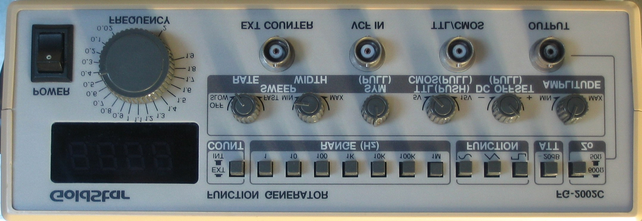 B. Selector de frequência (ajuste fino) Este botão permite fazer um ajuste fino da frequência. Deve ser usado em conjunto com os interruptores indicados em A. para obter a frequência pretendida. C.