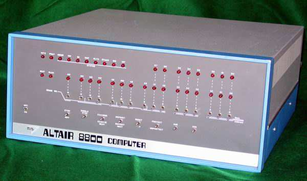 Altair 8800 - Primeiro Computador Pessoal Não tinha monitor nem teclado. 256 bytes de RAM! Prof.