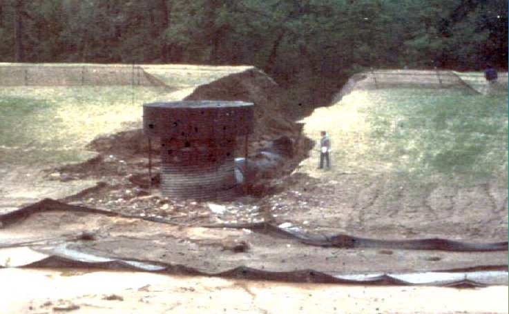 Figura 8.2 - Falha na barragem de Loveton em 1989. Observar o tamanho do homem. Fonte: ESTADO DE MARYLAND, (2001) Figura 8.3 - Falha na barragem de Loveton em 1989.