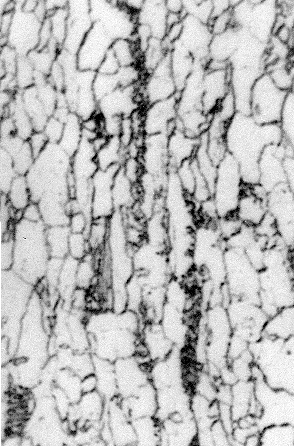 8 µm 8 µm 8 µm (a) (b) (c) Figura 1. Microestrutura revelada pelo ataque com nital 2%, composta de grãos ferríticos heterogêneos e perlita.