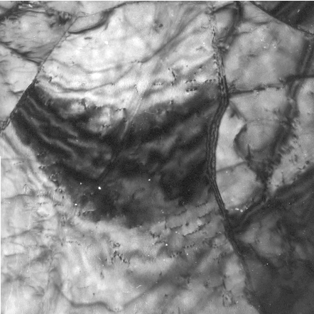 principalmente por nitreto de titânio, com tamanhos compreendidos entre 50 a 200 nm.