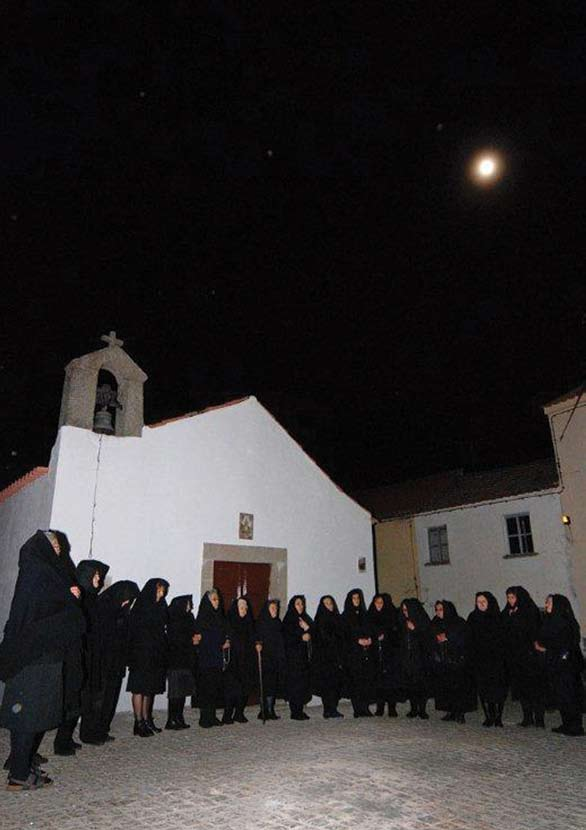 as encomendações das almas às arcaicas cantigas de romaria. O Coro de Letras da Universidade de Coimbra, numa edição da Portugalsom, em 1991, lançou um C. D.