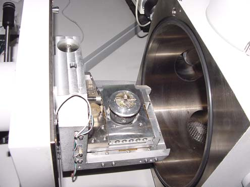 Na FIGURA 8, observa-se a câmara de amostras do microscópio eletrônico.