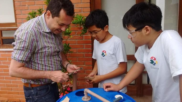 METODOLOGIA Na primeira bombona foi feita uma abertura com