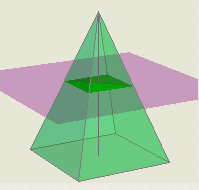 Unha pirámide de base cadrada córtase cun plano paralelo á base pola metade da altura da pirámide, obtendo unha pirámide máis pequena e un tronco de pirámide.