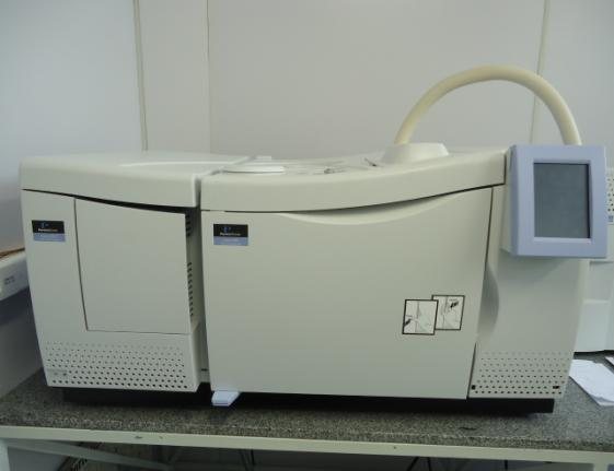 3 CARACTERIZAÇÃO QUALITATIVA E QUANTITATIVA DOS COV O laboratório do NQUALIAr é equipado com um cromatógrafo gasoso (CG) modelo Clarus GC-680, acoplado a um