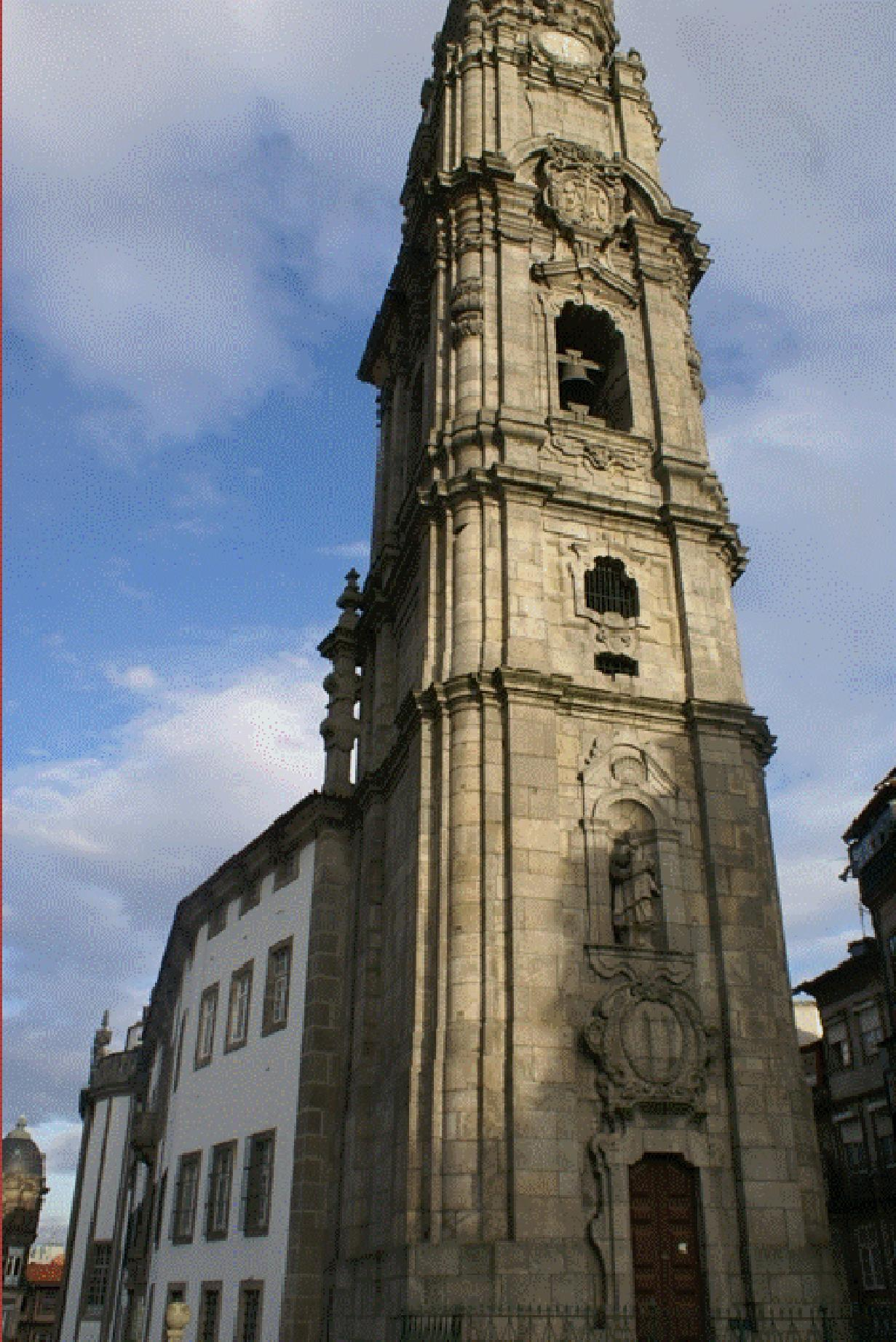 A torre é decorada segundo o gosto barroco, com esculturas de santos, fogaréus, cornijas bem acentuadas e balaustradas.
