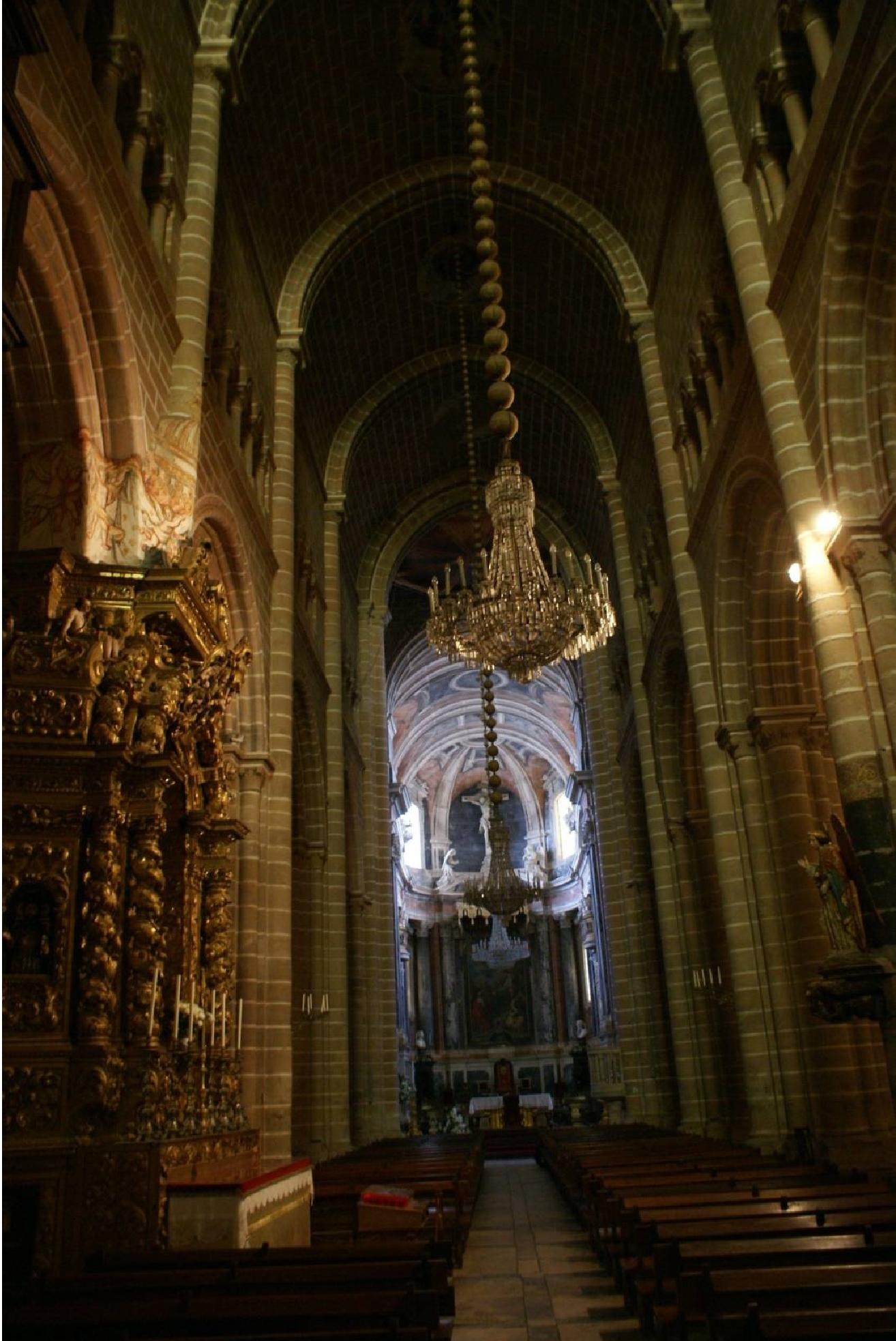 Sé de Évora A Sé está sobre a planta de uma mesquita.