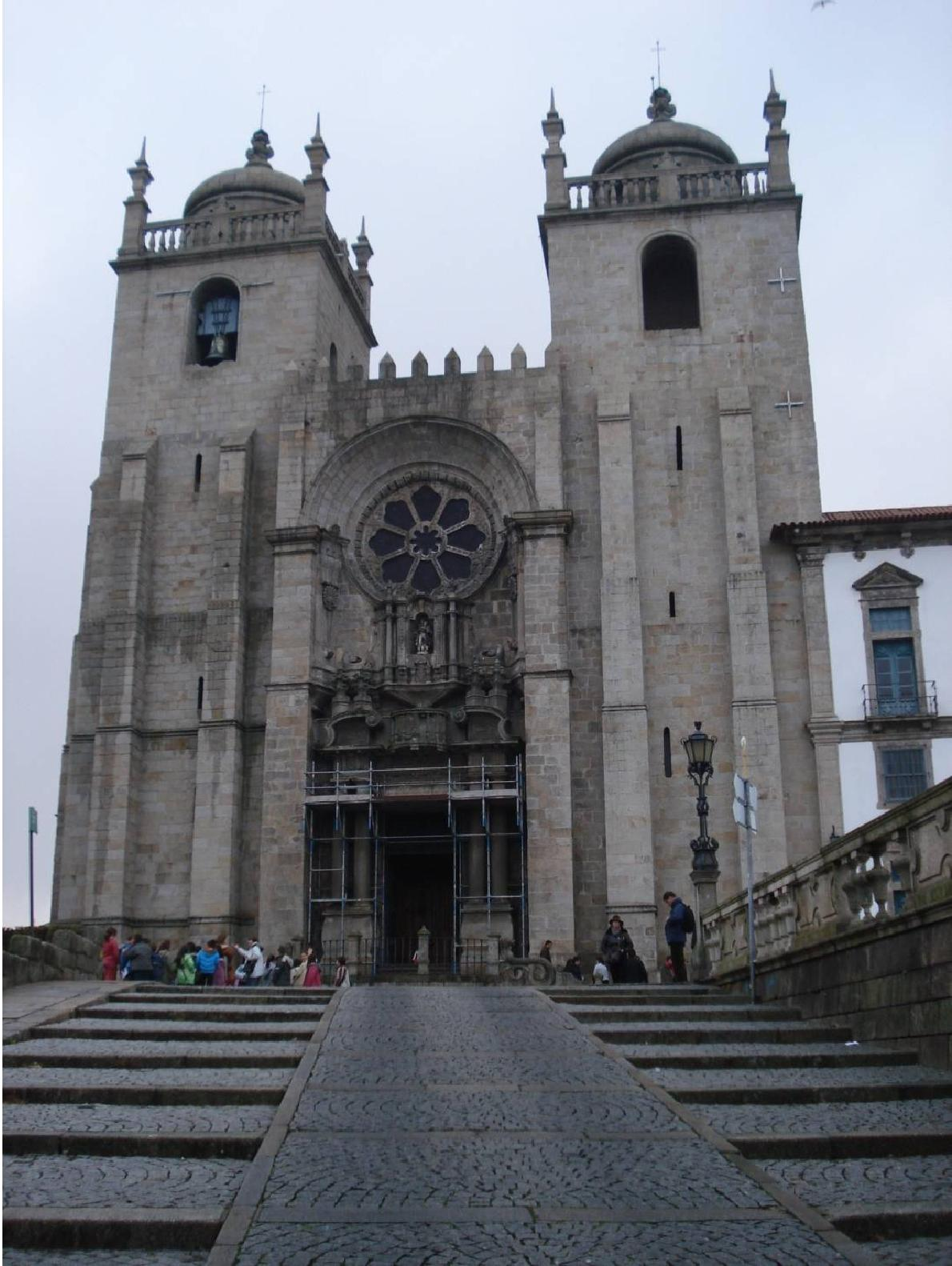 original. As balaustradas e cúpulas das torres também são barrocas.