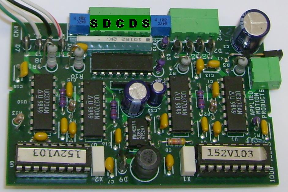 A ligação do conector centronics à placa é apresentada na Figura 7, placa onde S1 e D1 correspondem ao motor 1 e o S2 e D2 correspondem ao motor 2: S1 D1 C D2 S2 Figura 7: Ligação do conector