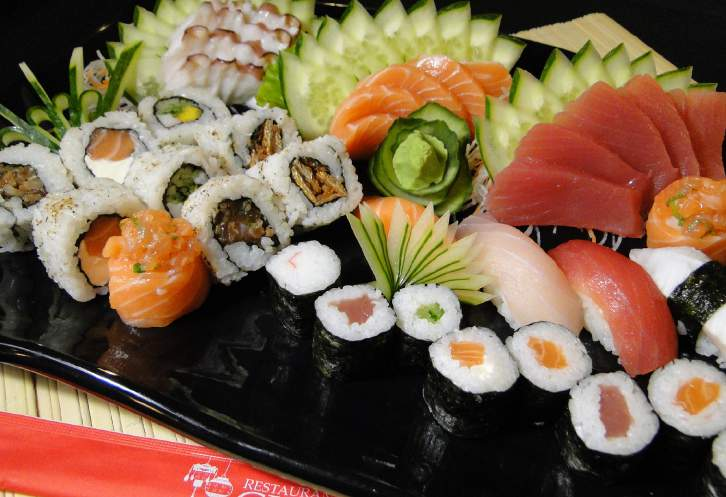 COMBINADOS VARIADOS 200. COMBINADO YI (17 peças) - 02 nigiri variados - 02 uramaki philadelphia - 02 uramaki Califórnia - 02 hossomaki de salmão - 01 jyô - 06 sashimi variados 201.