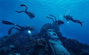 Famoso pelos misteriosos Moais, existem teorias que os moais teriam sido erguidos pelos primeiros habitantes, os "Rapanui", como homenagem aos