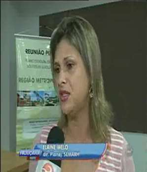 Figura 15 Entrevista da Diretora de Planejamento da SEMARH e responsável pelo Contrato do PERS, Elaine Melo, para a emissora de televisão da cidade de Maceió, durante reunião pública.