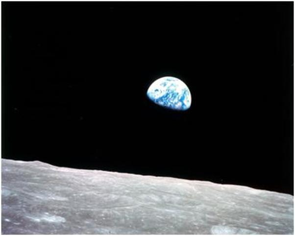 Fotografia da Terra apresentando em terceiro plano a Lua, tirada de